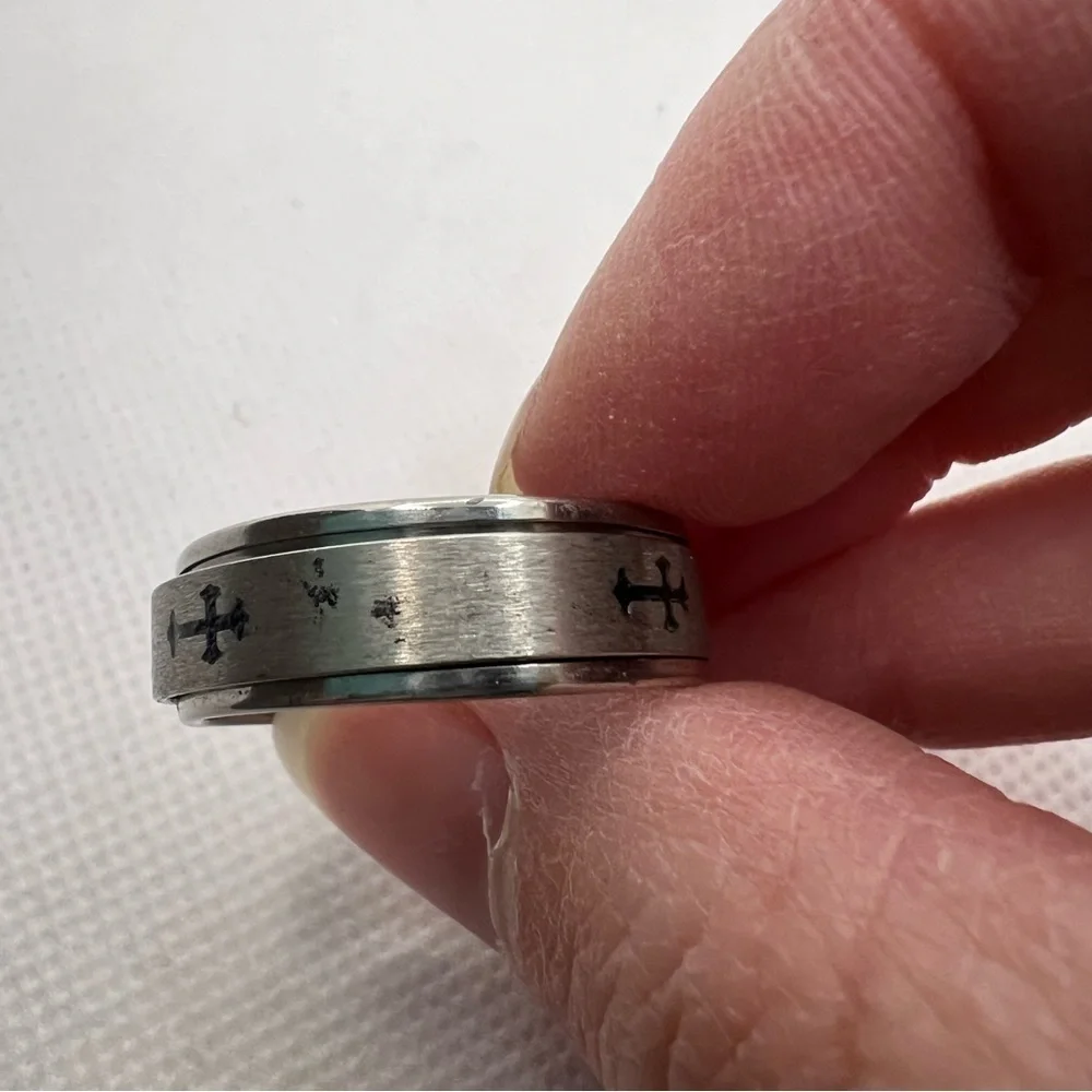 🍭6/$30 Men’s silver tone cross ring band - size 12